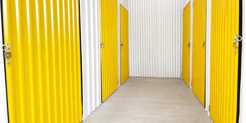 Korridor depoje KOSBOX - magazina me qira në Prishtinë
